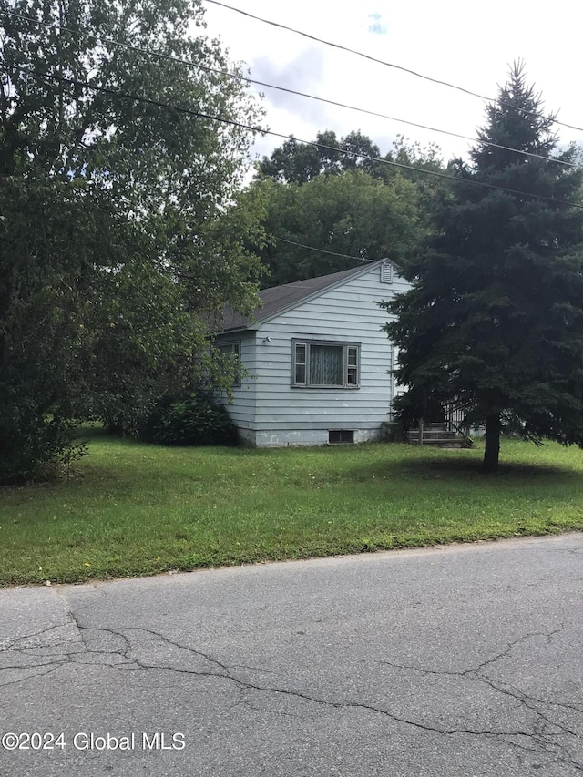 view of side of property featuring a yard