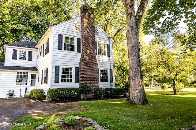 view of front of property with a front lawn