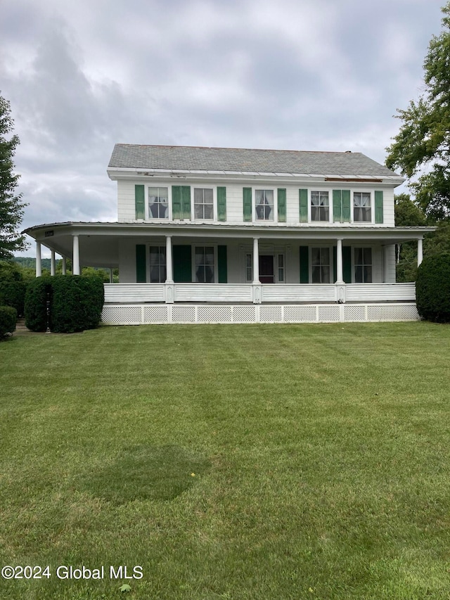 farmhouse-style home with a front yard