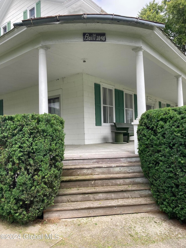 doorway to property with covered porch