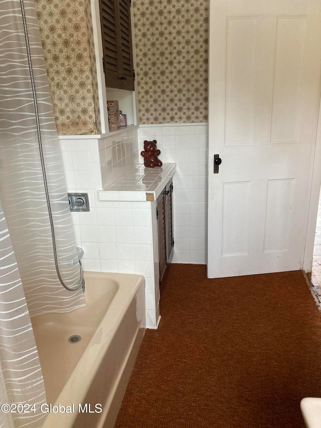 bathroom featuring tile walls