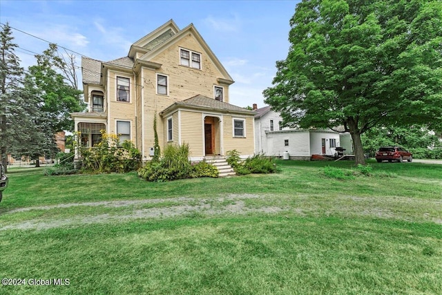 view of front facade featuring a front lawn