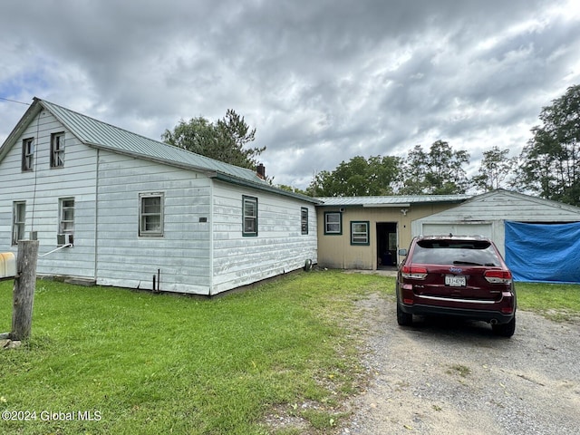 view of front of home with a front lawn