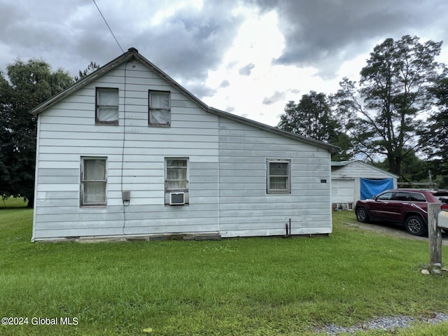 view of side of property featuring a lawn