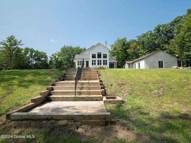 view of front facade with a front yard