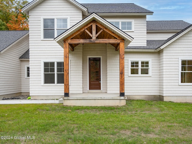 view of front facade with a front yard