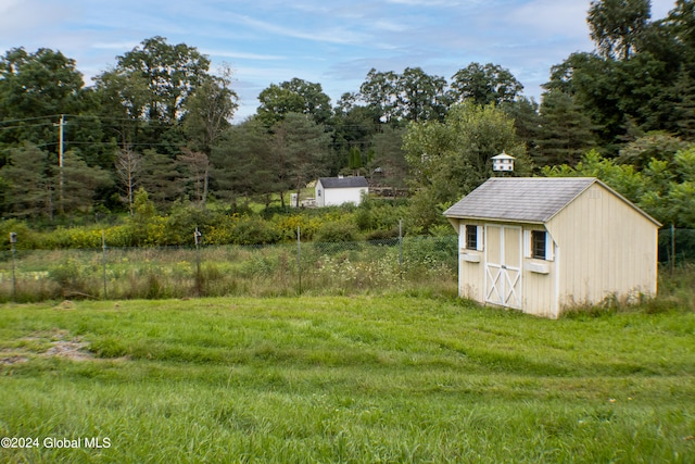 view of yard with a shed