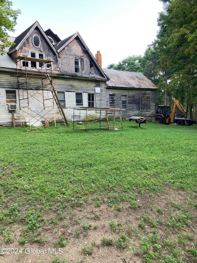 exterior space featuring a lawn