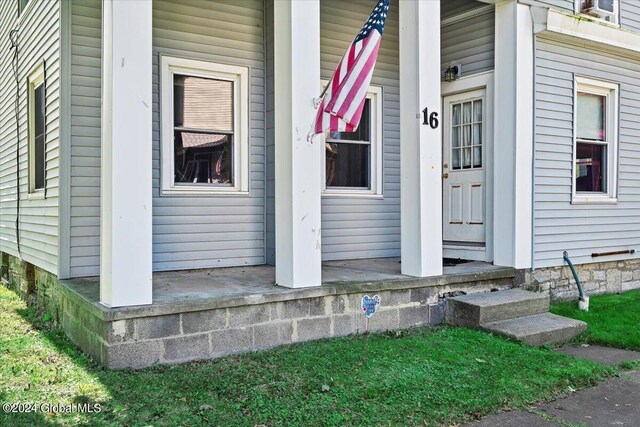 entrance to property featuring a porch