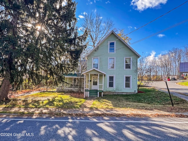 view of front of property featuring a porch and a front lawn