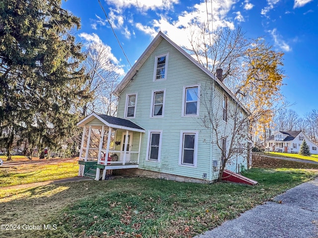 view of front of house featuring a porch and a front yard