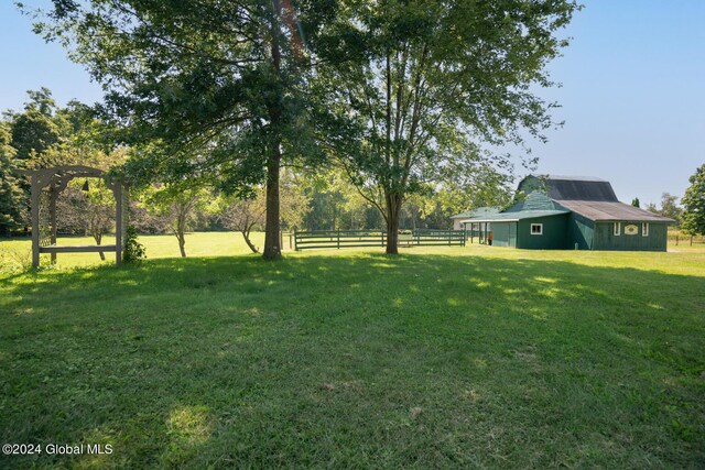 view of yard with an outbuilding