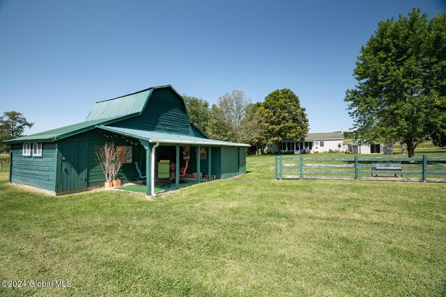 view of yard with an outbuilding