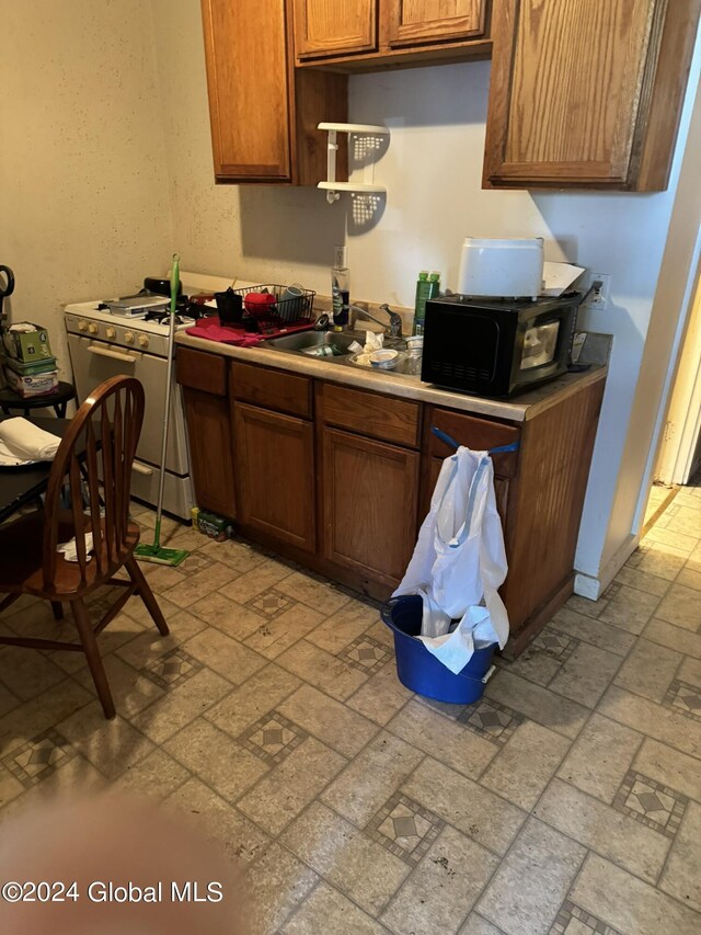 kitchen with sink and gas range gas stove