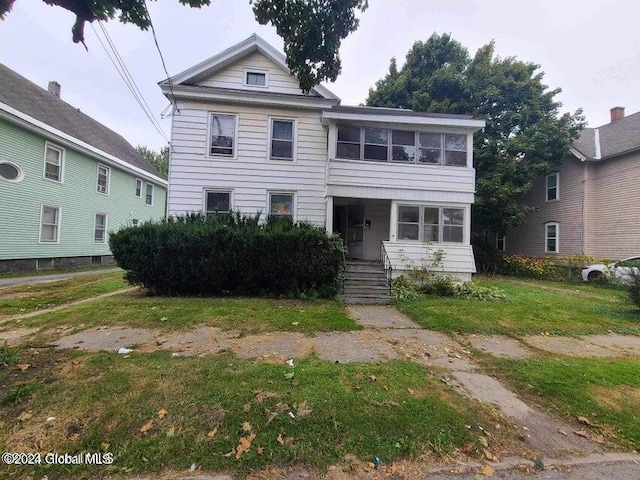 view of front of home featuring a front yard