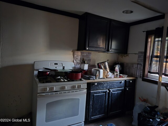 kitchen featuring crown molding and white gas range