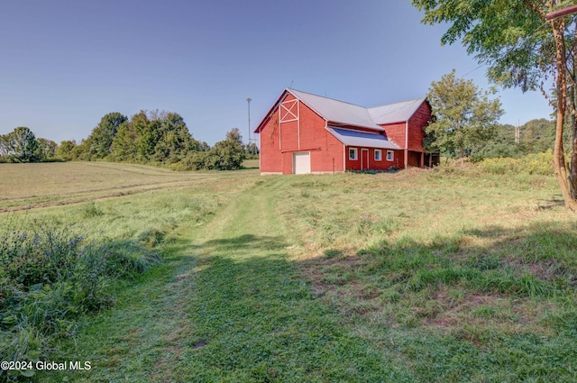 view of yard with a rural view