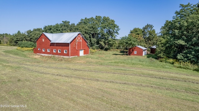 view of yard featuring an outdoor structure