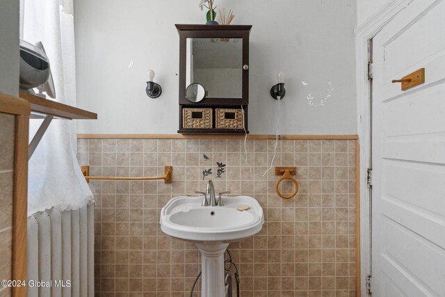 bathroom featuring tile walls