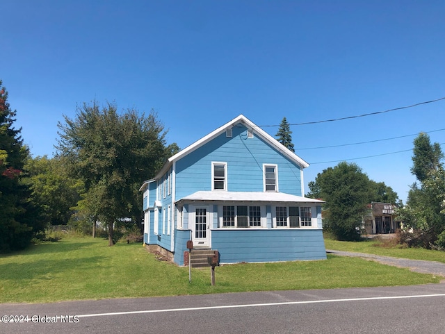 view of front of property with a front yard