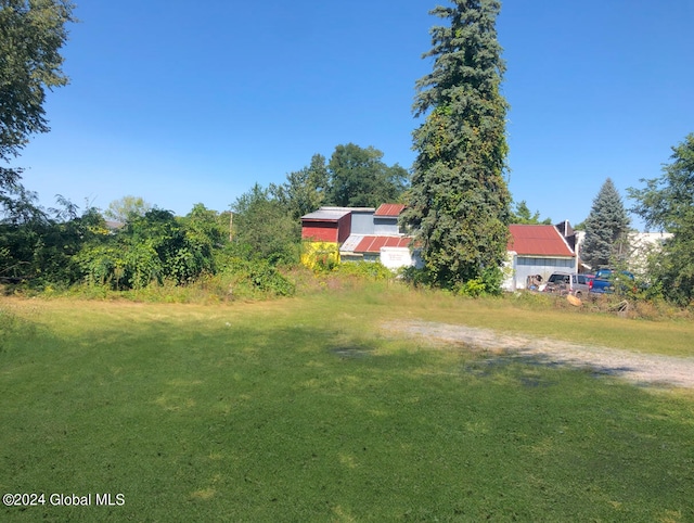 view of yard featuring a pole building and an outbuilding