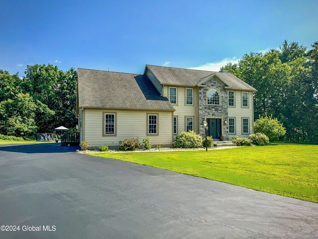 view of front of property featuring a front lawn