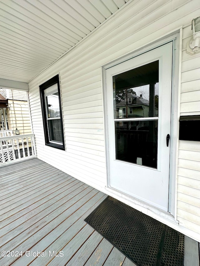 entrance to property featuring covered porch