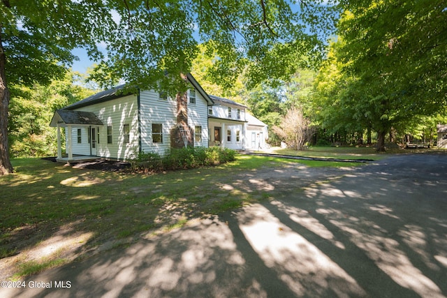 view of front facade featuring a front lawn and covered porch