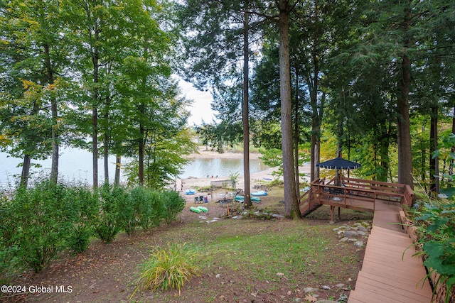 view of yard featuring a water view