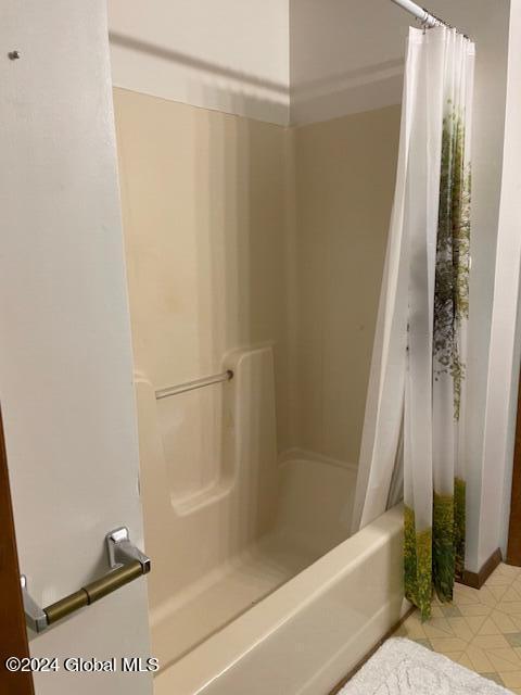 bathroom with shower / tub combo with curtain