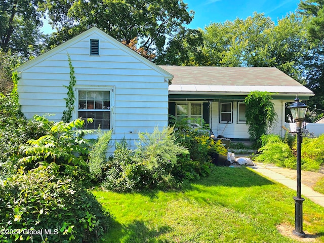 bungalow-style home featuring a front lawn