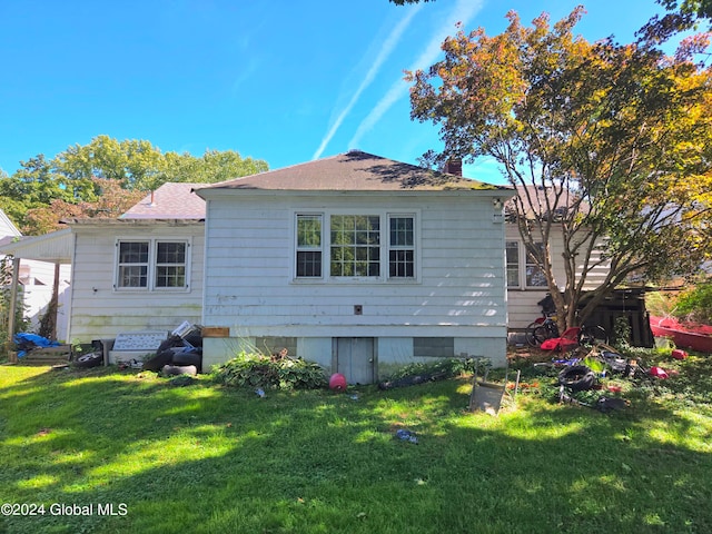 view of front of home featuring a front lawn