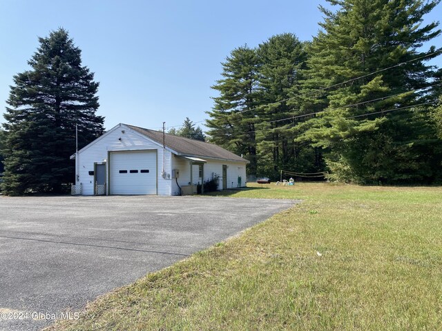 garage featuring a lawn