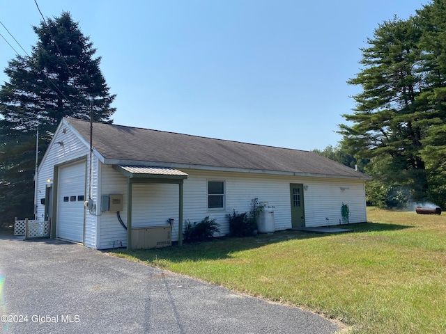 view of front of house featuring a front yard and a garage