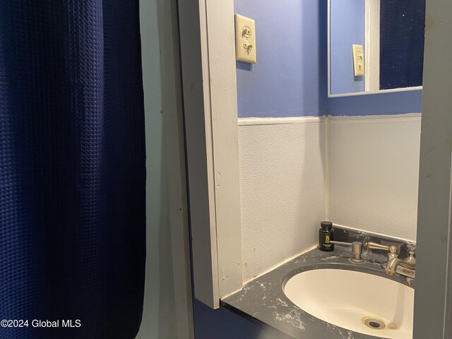 bathroom featuring sink