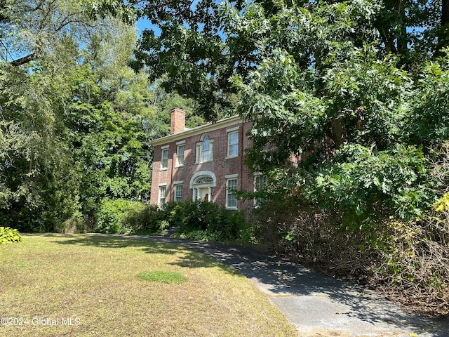 view of front of house with a front yard