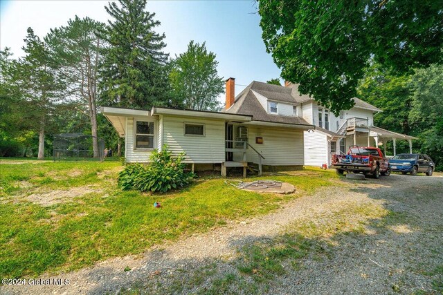 view of front of home featuring a front lawn