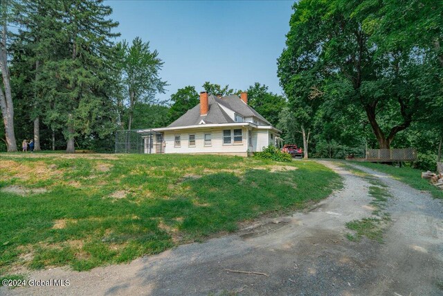 view of front of house with a front lawn