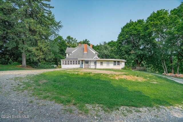 view of front of house with a front lawn