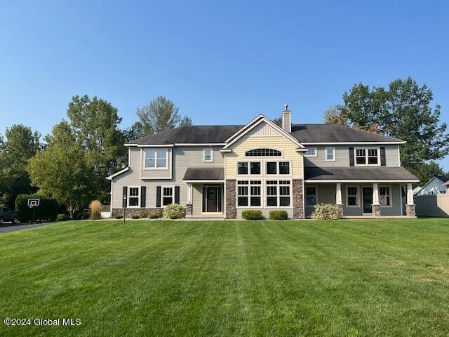 view of front of property featuring a front lawn