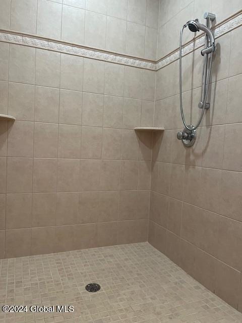 bathroom featuring tiled shower