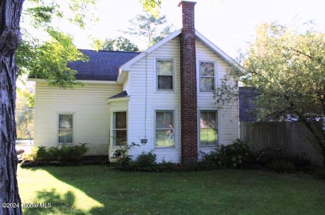 view of front of house featuring a front lawn