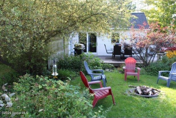 view of yard featuring an outdoor fire pit