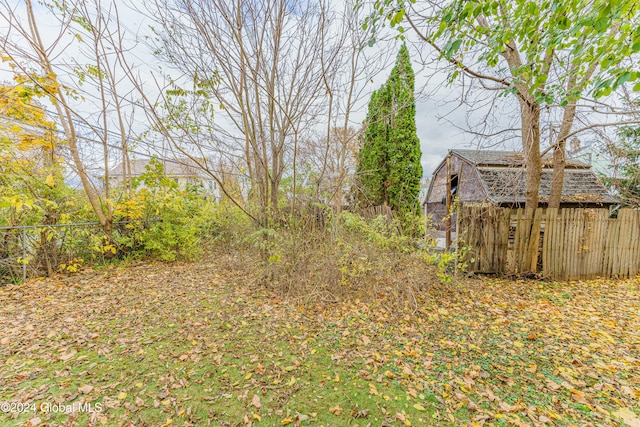 view of yard featuring an outbuilding