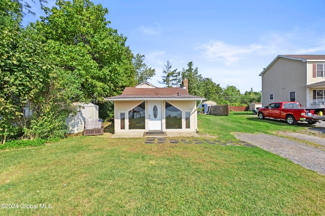 view of front facade featuring a front yard