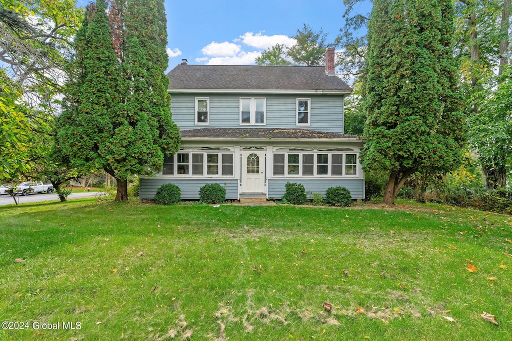 view of front facade featuring a front lawn