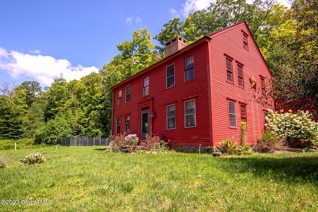 view of front of house featuring a front yard