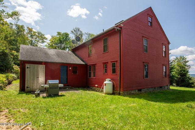 back of house featuring a yard