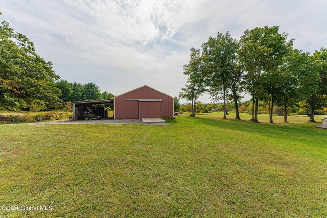 view of yard featuring an outdoor structure