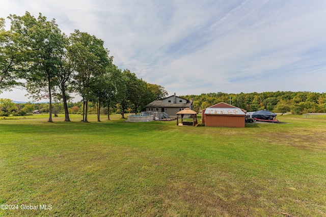 view of yard with an outbuilding